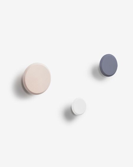 Set Nadua de 3 colgadores de madera maciza de haya con acabado natural, azul y blanco