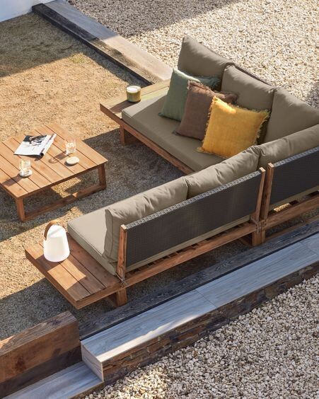 Set Flaviina de sofá rinconero 5 plazas y mesa de madera maciza acacia FSC 100%
