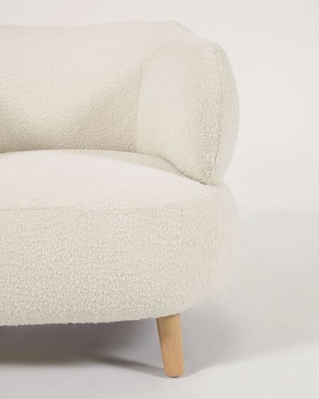 Butaca Luisa de borreguito blanco con patas de madera maciza de caucho