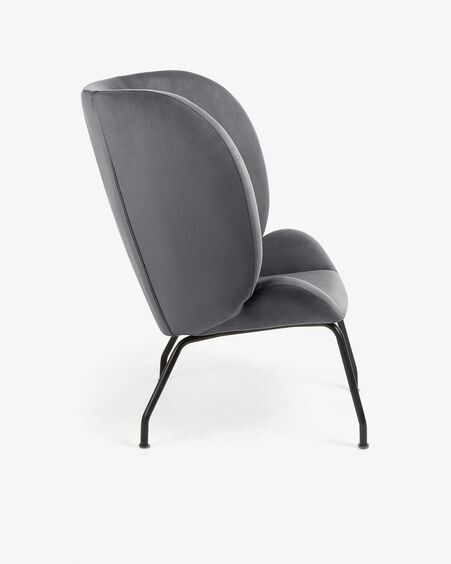 Butaca Violet de terciopelo gris oscuro y patas de acero acabado negro