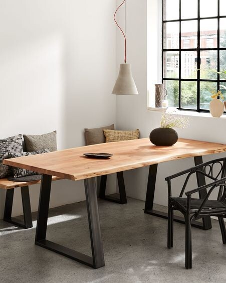Mesa Alaia de madera maciza de acacia y patas de acero negro 200 x 95 cm