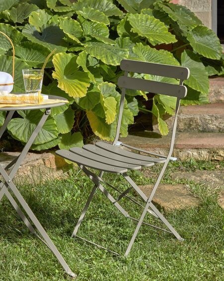 Set de exterior Alrick de mesa y 2 sillas plegables de acero verde