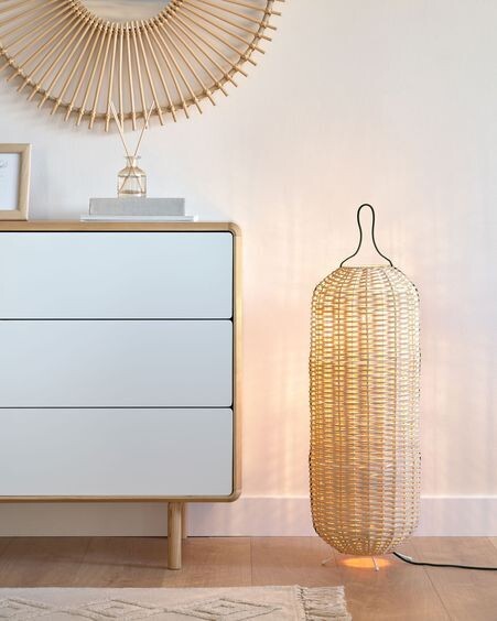 Lámpara de mesa grande Lumisa de ratán con acabado natural y cuerda verde
