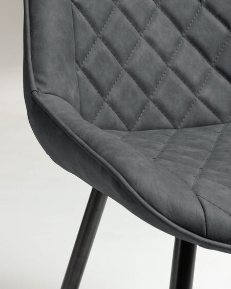 Silla Adelia de piel sintética gris oscuro y patas de acero con acabado negro