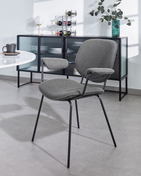 Silla Naiquen gris claro y acero con acabado negro