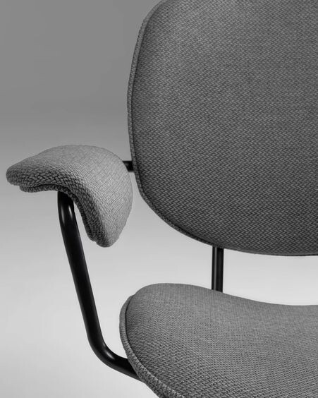 Silla Naiquen gris claro y acero con acabado negro
