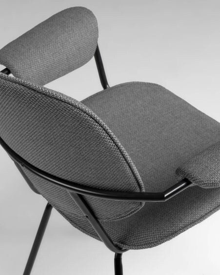 Silla Naiquen gris claro y acero con acabado negro