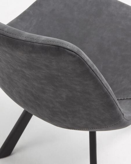 Silla Alve de piel sintética gris oscuro y patas de acero con acabado negro
