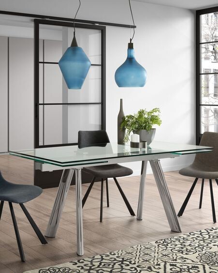 Silla Alve de piel sintética gris oscuro y patas de acero con acabado negro