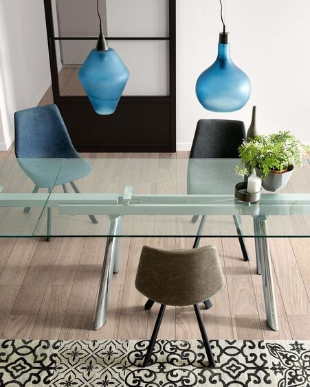 Silla Alve de piel sintética gris oscuro y patas de acero con acabado negro