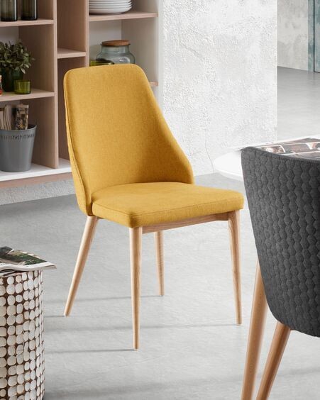 Silla Rosie mostaza y patas de madera maciza de fresno acabado natural