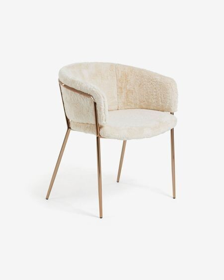 Silla Runnie de pelo blanco con patas de acero con acabado en cobre
