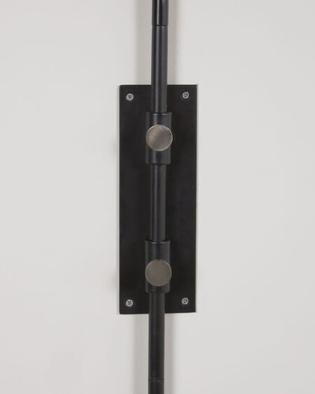Aplique de pared Eleazar de metal con acabado pintado negro