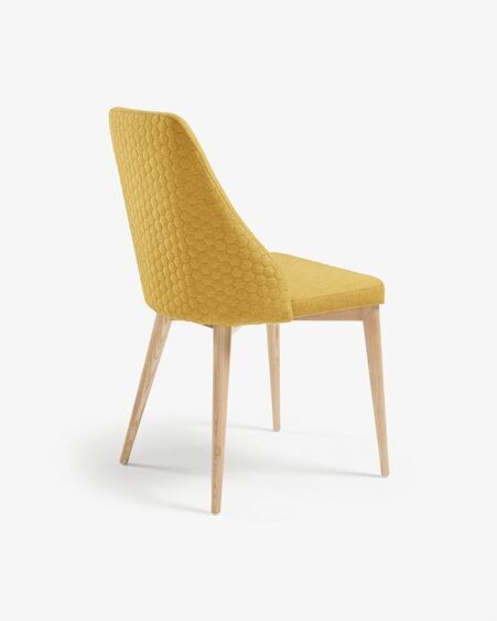 Silla Rosie mostaza y patas de madera maciza de fresno acabado natural
