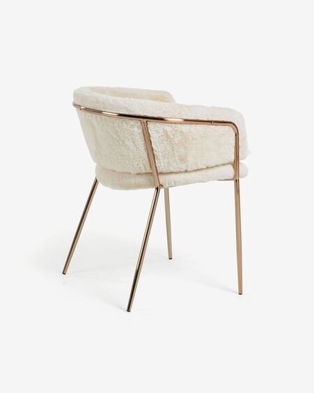 Silla Runnie de pelo blanco con patas de acero con acabado en cobre
