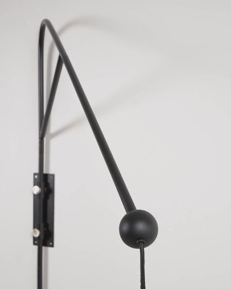 Aplique de pared Eleazar de metal con acabado pintado negro
