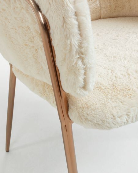 Silla Runnie de pelo blanco con patas de acero con acabado en cobre