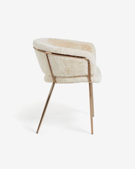 Silla Runnie de pelo blanco con patas de acero con acabado en cobre