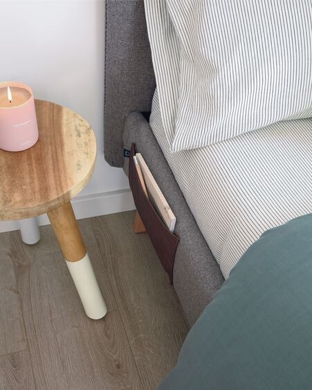 Cama desenfundable Dyla gris con patas de madera maciza de haya 150 x 190 cm
