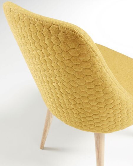 Silla Rosie mostaza y patas de madera maciza de fresno acabado natural