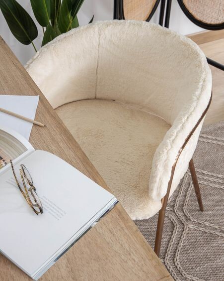 Silla Runnie de pelo blanco con patas de acero con acabado en cobre