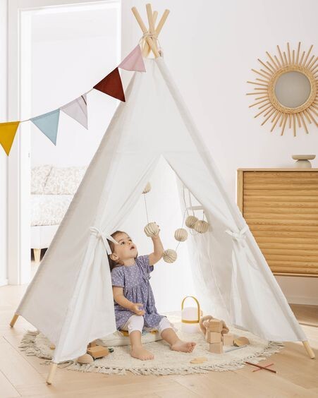 Tipi Darlyn 100% algodón blanco y patas de madera maciza de pino