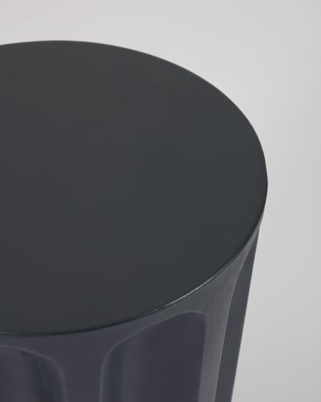 Mesa auxiliar redonda de exterior Vilandra de cemento con acabado negro Ø 32 cm