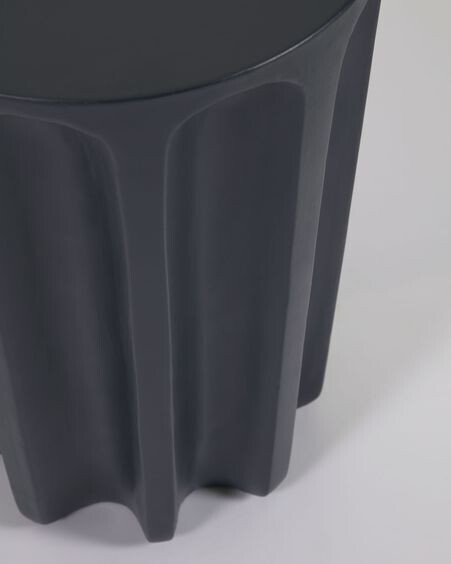 Mesa auxiliar redonda de exterior Vilandra de cemento con acabado negro Ø 32 cm
