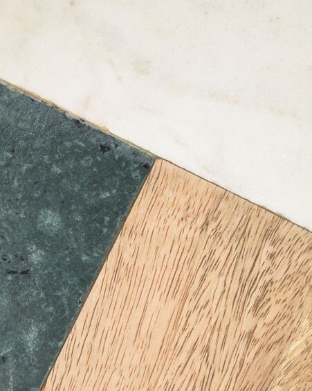 Tabla de servir Wilmina de mármol blanco y verde y madera de mango