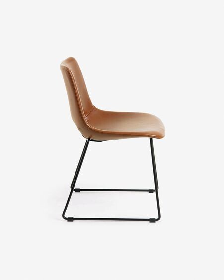 Silla Zahara marrón y patas de acero acabado negro
