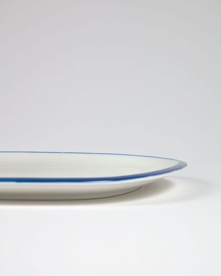 Plato plano Odalin de porcelana blanco y azul