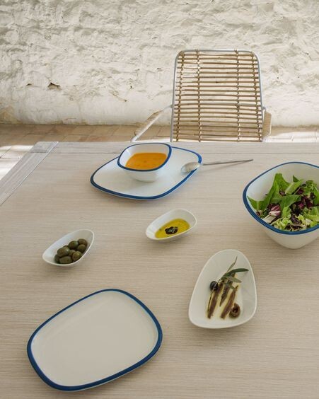 Plato plano Odalin de porcelana blanco y azul