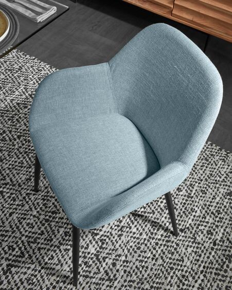 Silla Konna azul claro y patas de acero acabado pintado negro