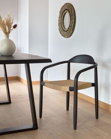 Silla Nina de madera maciza de acacia acabado negro y cuerda de papel beige