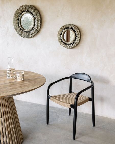 Silla Nina de madera maciza de acacia acabado negro y cuerda de papel beige