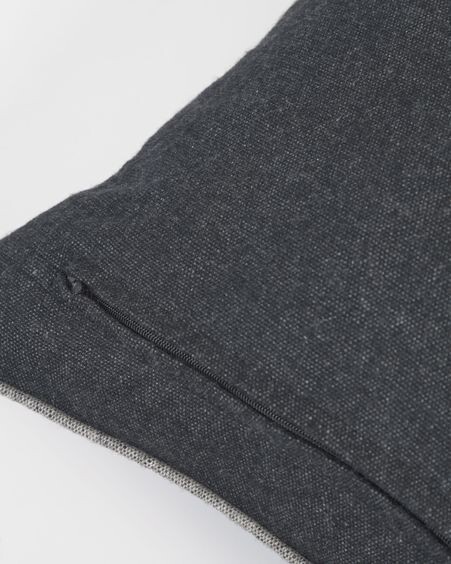 Funda cojín Alcara negro con borde gris 45 x 45 cm