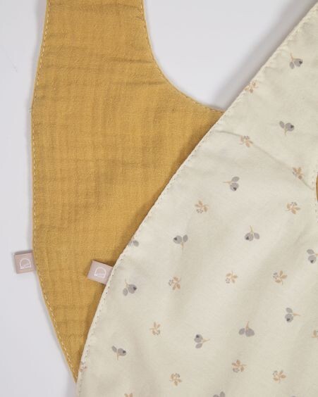 Set Yamile de 2 baberos 100% algodón orgánico (GOTS) mostaza y beige con hojas multicolor