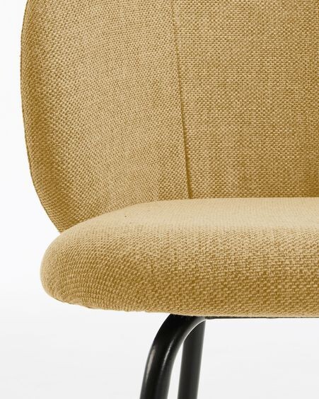 Silla Minna mostaza y patas de acero acabado negro