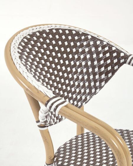 Silla de exterior con brazos bistro Marilyn de aluminio y ratán sintético marrón y blanco