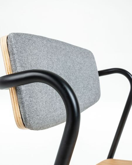 Silla Zaha gris claro de chapa de roble y acero con acabado negro