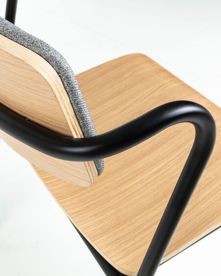 Silla Zaha gris claro de chapa de roble y acero con acabado negro