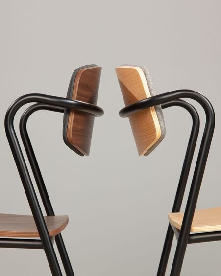 Silla Zaha gris claro de chapa de roble y acero con acabado negro