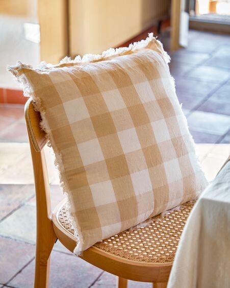 Funda de cojín Dawa de algodón y lino con cuadros blanco y beige 45 x 45 cm