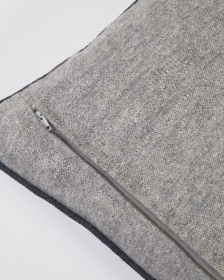 Funda cojín Alcara gris con borde negro 45 x 45 cm