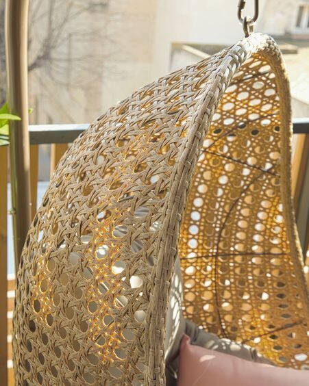 Sillón colgante Cira con acabado natural