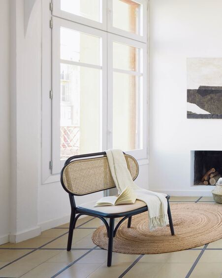 Sillón Doriane madera maciza olmo acabado lacado negro y asiento de tela