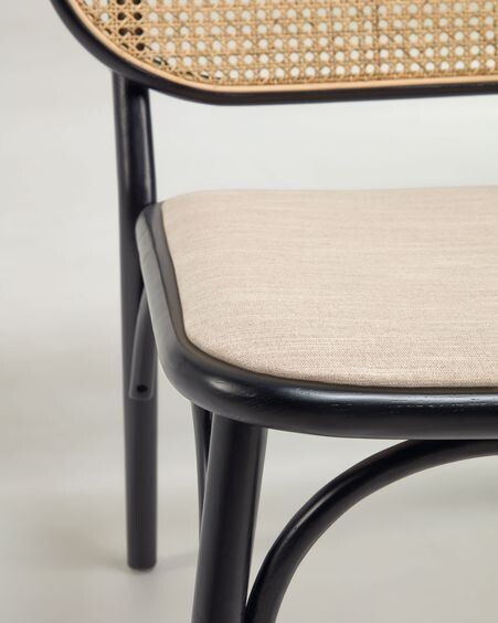 Sillón Doriane madera maciza olmo acabado lacado negro y asiento de tela