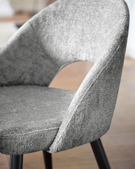 Silla Mael de chenilla gris y patas de acero con acabado negro