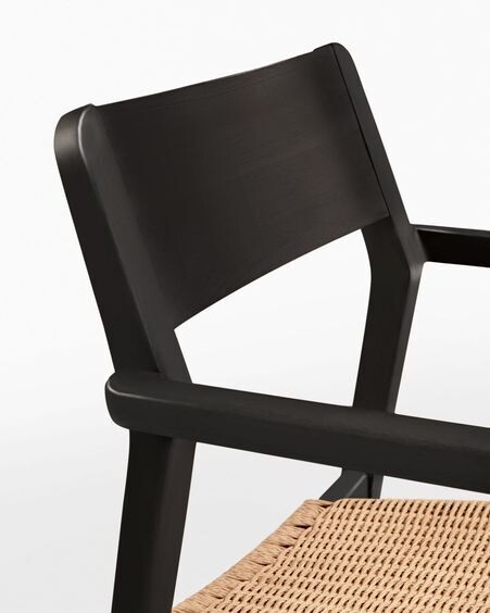 Silla Better de madera maciza de acacia acabado negro mate y cuerda de papel beige