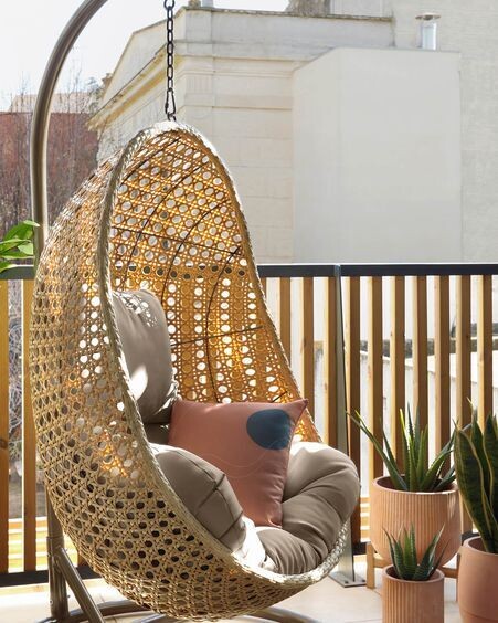 Sillón colgante Cira con acabado natural
